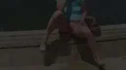 Nackte Frau drückt ein Glas an ihre nasse Muschi und füllt es mit warmer gelber Pisse
