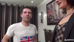 Brünette in Netz-Top neben Mann mit weißem Shirt