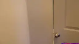 Brünette in lila Shirt auf Toilette sitzend