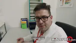 Arzt mit Brille beugt sich über nackte Patientin auf Untersuchungsliege