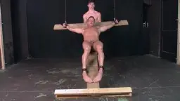 Muskelmann gefesselt am Kreuz, Dominus daneben stehend