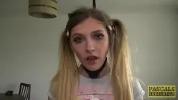 Blonde Devotin mit Pferdeschwänzen, Halsband und Knebel im Blick