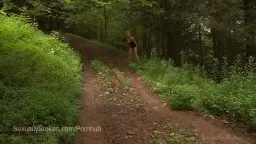 Blonde Frau im Wald gefesselt an Holzstamm