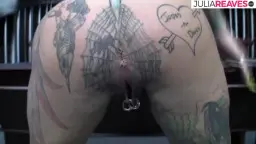 Blonde Frau mit Tattoos auf Billardtisch, selbst gefesselt
